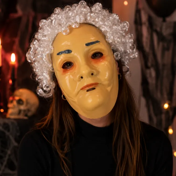 Masker Sarah 50 jaar met haar gezichtsbedekkend